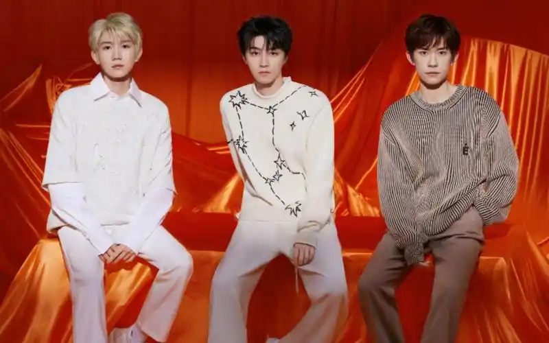 tfboys最新写真释出,应援色为背景仪式感拉满,王俊凯裤子劈叉被吐槽