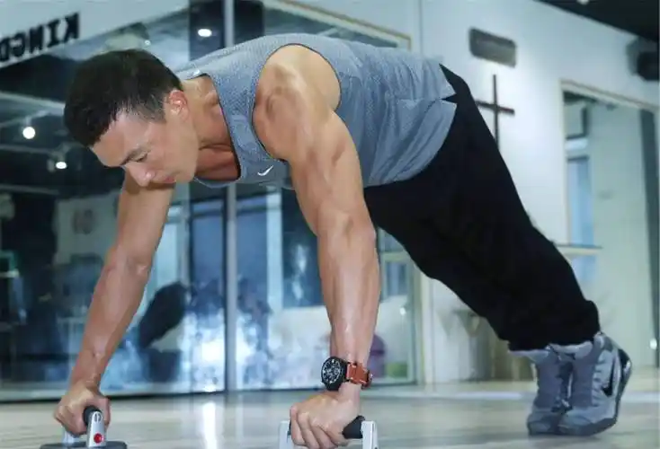 刘畊宏直播健身爆火,大学生成迷弟迷妹,网友:拿别人身体开玩笑_因为