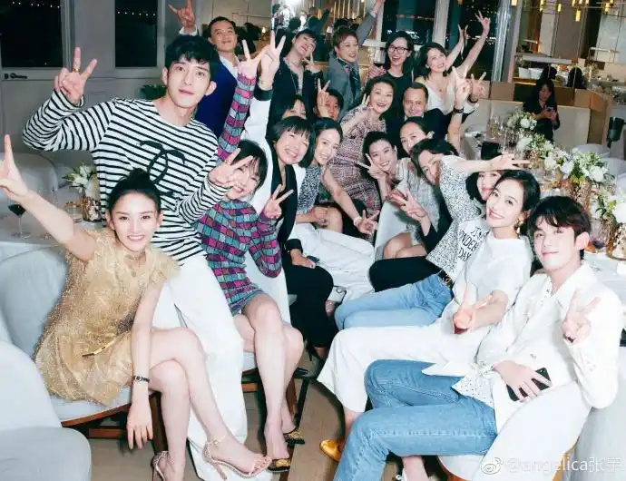 张宇晒群星自拍合影杨幂陈伟霆吴磊等出镜