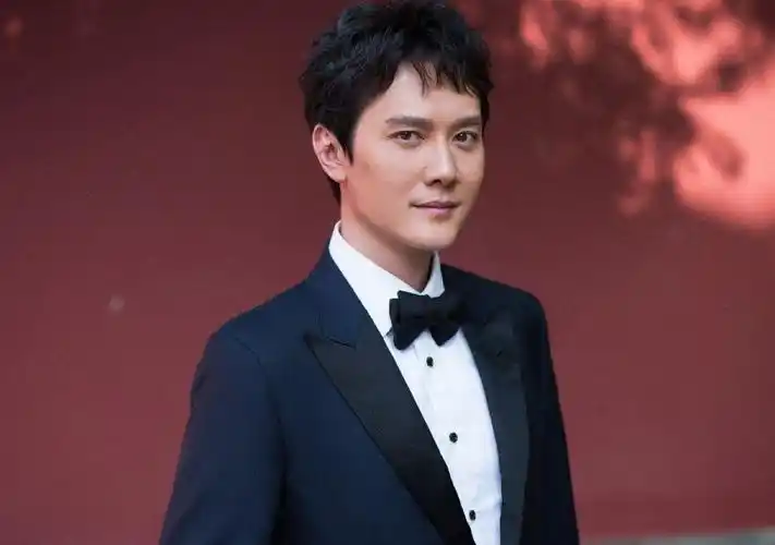 42岁冯绍峰近照显疲倦,紧皱眉头擦眼泪,独自坐在角落抽烟