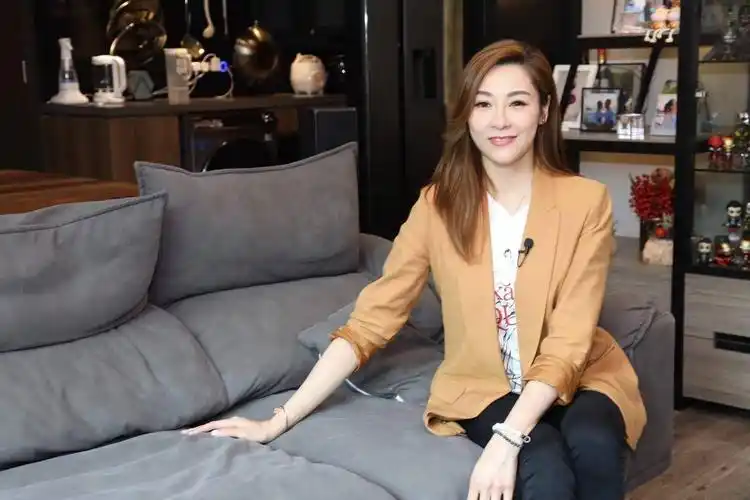 港姐陆诗韵花百万装修工作室,出门豪车代步,住月租8万海景房