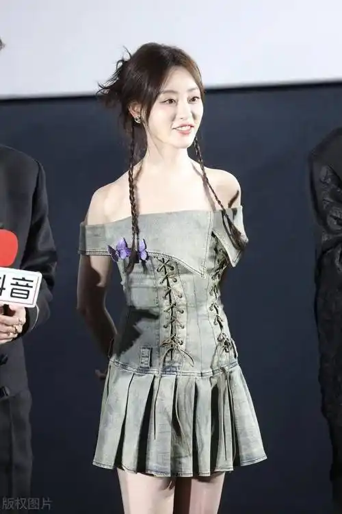 祝绪丹出席电视剧烈焰抖音追剧团活动一字肩短裙甜美俏皮