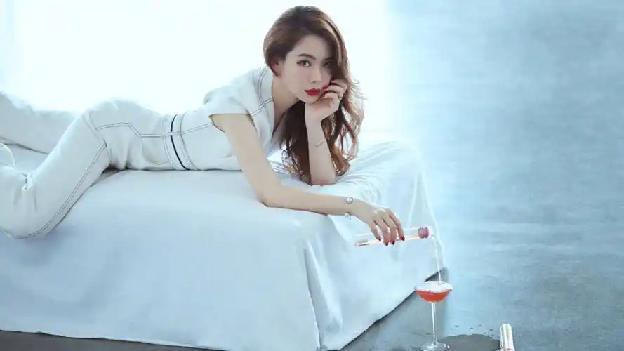 明星戚薇明星风尚壁纸2