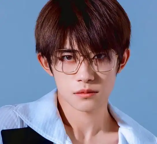 易烊千玺的金丝眼镜看起来不像斯文败类增添成熟标志气息