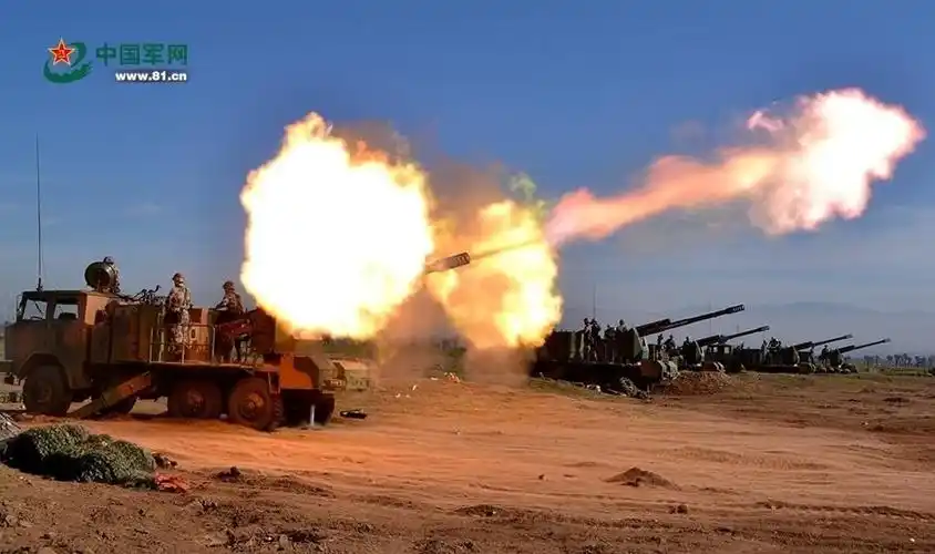 解放军卡车炮开火瞬间烈焰冲天