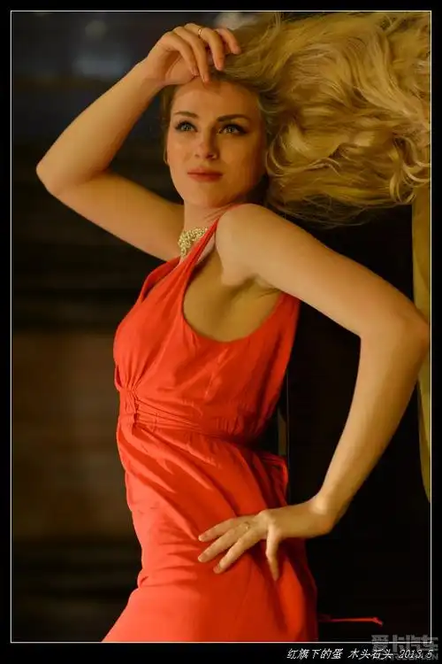 红旗下的蛋俄罗斯金发美女写真