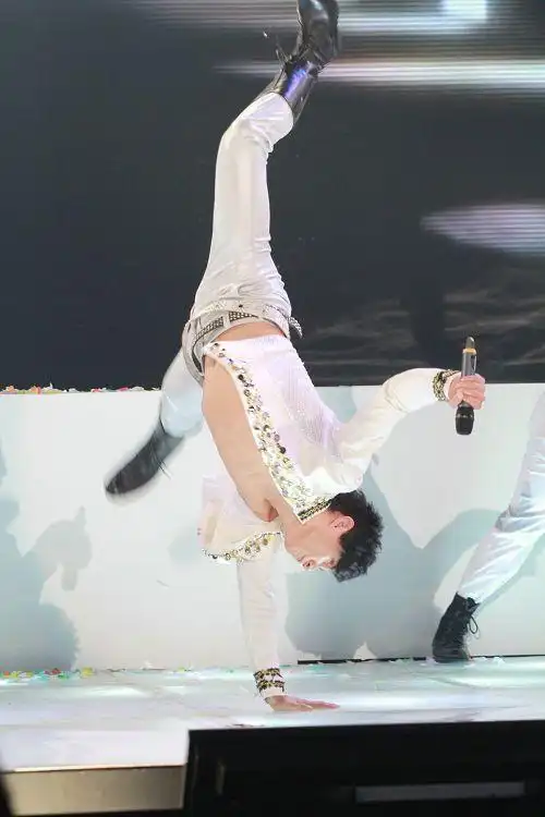 小虎队有望现身元宵晚会 吴奇隆前空翻大露肌肉