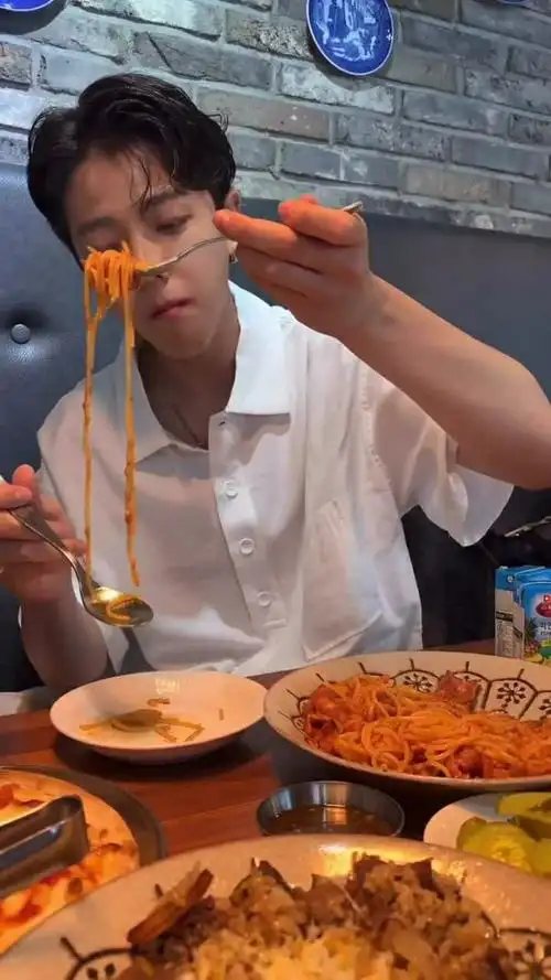 韩国小哥哥吃饭的样子太帅了,非常的有魅力