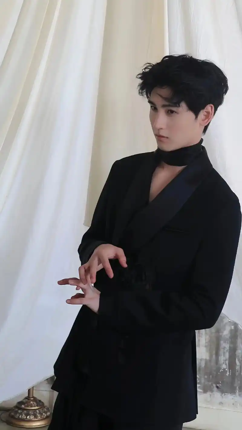 小黄今日的#芭莎男士 最喜欢这套啦!妥妥的痞雅贵公子#黄俊捷