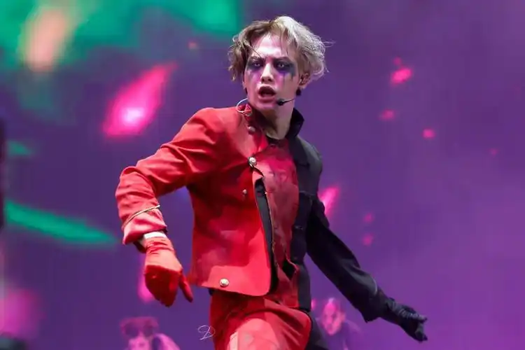 王嘉尔科切拉音乐节舞台造型太炸裂了__财经头条