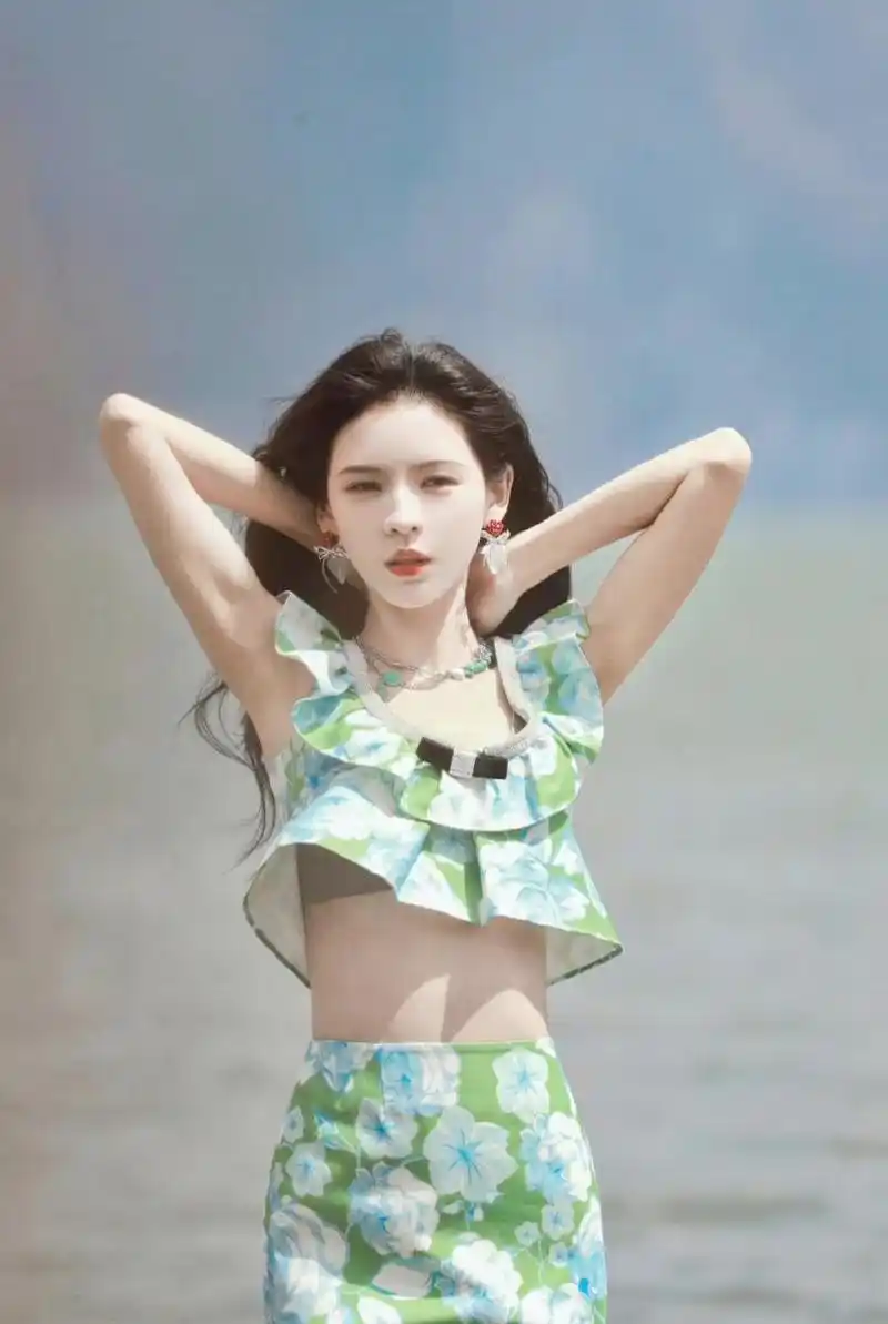 张予曦秀小蛮腰,裙子盖臀.他为这群人拍摄了舒适的生活照片.