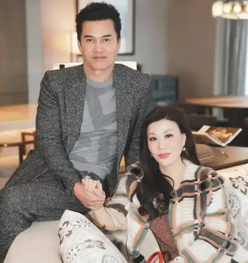 吕良伟有着三段婚姻,一婚貌美如花的周海媚,二婚倾国倾城的邝美云,三