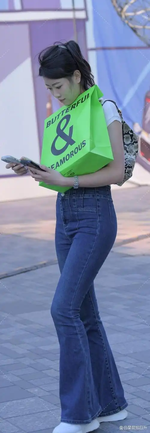 高腰牛仔裤,不仅能修饰身材,还能展现出女性的优雅气质