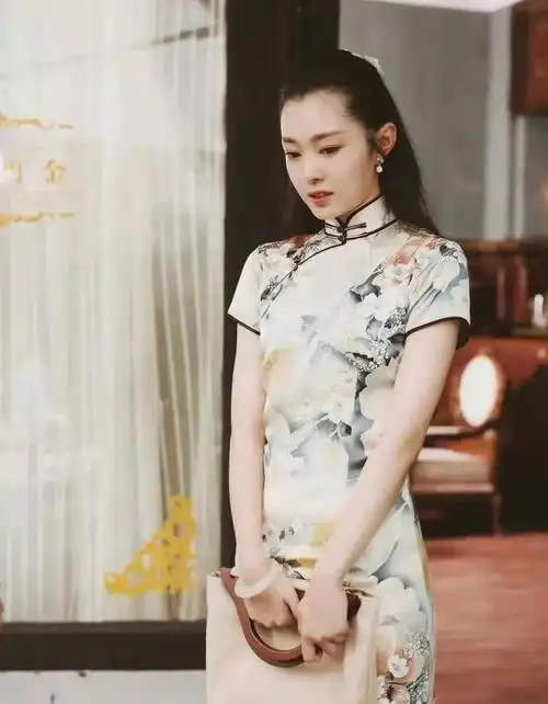 宋轶很适合穿旗袍就是因为她腰细腿长仪态也好676767