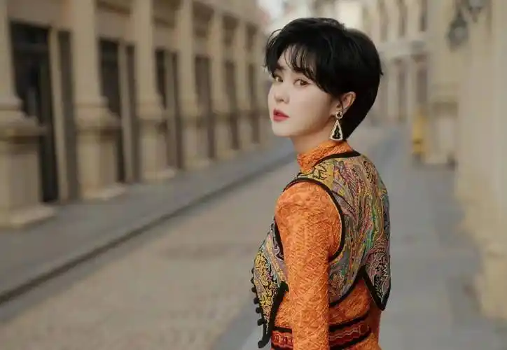 郁可唯穿橙色民族风短裙秀长腿,短发干练,身材高挑迷人_舞台_感觉_穿