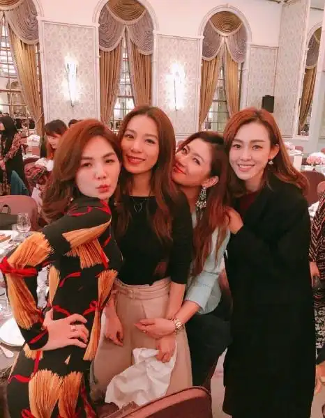 梁静茹范玮琪s.h.e许茹芸同框 出席婚礼开怀灿笑