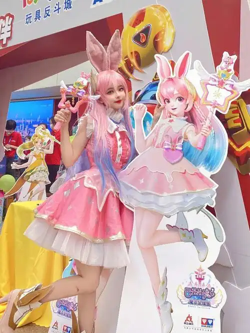 cos巴啦啦小魔仙被小女孩偷亲啦