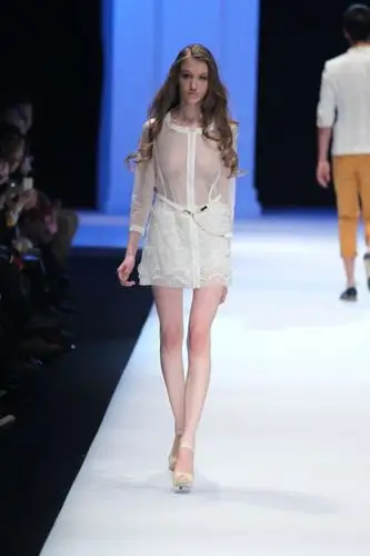 袁冰透视装真空穿经济萧条更需迷你