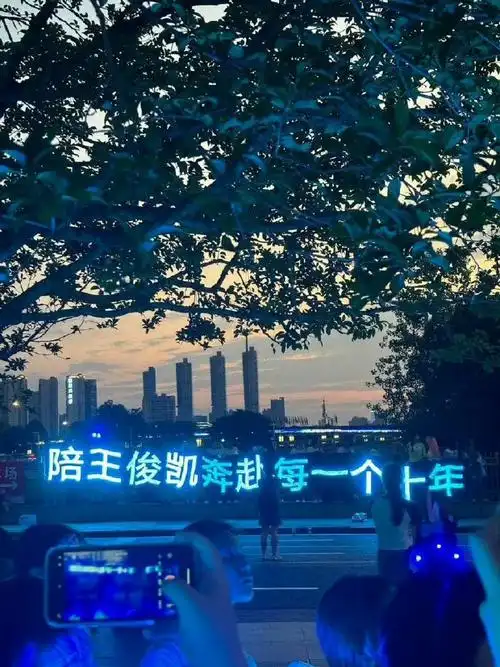 王俊凯翻牌#不如来看一下绝美蓝海