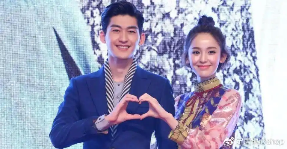 张翰晒结婚证照片,网友把照片点开放大,看到结婚证上的名字笑了