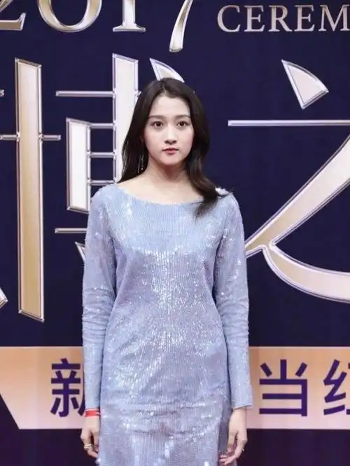 关晓彤无修图流出,身宽体胖宛如大妈