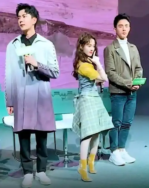 有种照片叫做"仇人"拍照,当看到鞠婧祎的真实高度,怀疑人生