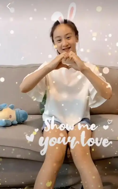 节目时被大家认识,一转眼小女孩都已经这么大了,出落得越发漂亮