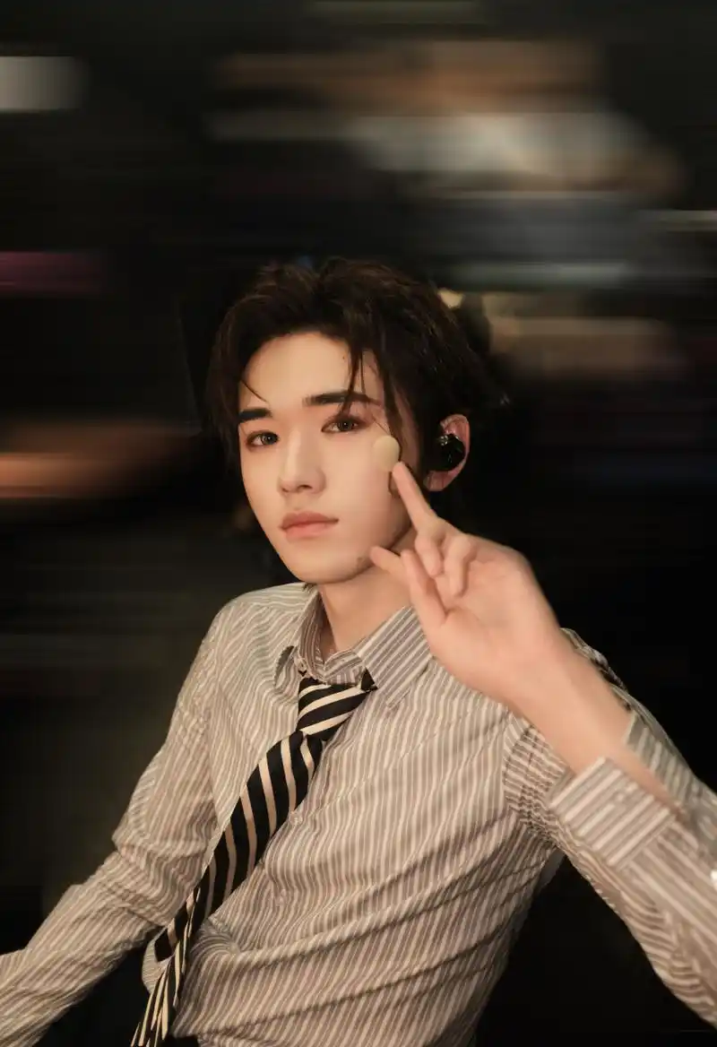 宋亚轩在《王牌对王牌》的着装风格展现出华丽而精致的风格,简单而