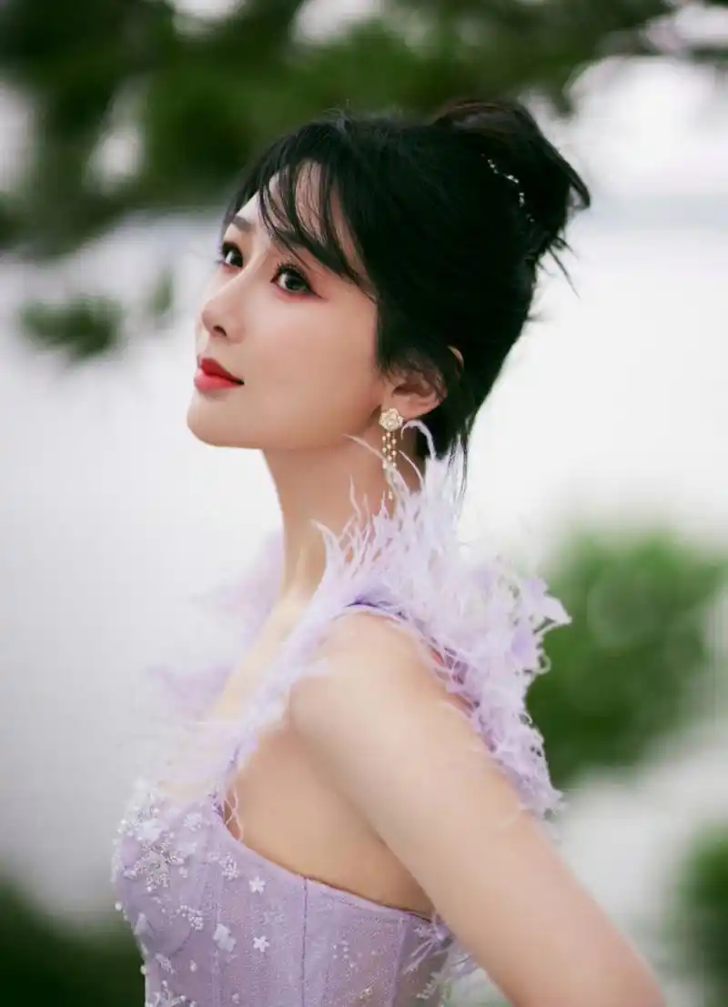 杨紫# 一袭橘黄色缀花抹胸礼裙,清纯唯美的容颜,白皙细嫩的肩颈线