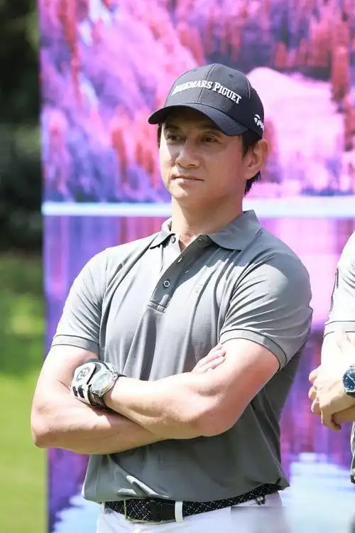 吴奇隆晒近照,面部发福身材走形,皮肤粗糙!网友:青春不再!_网易订阅