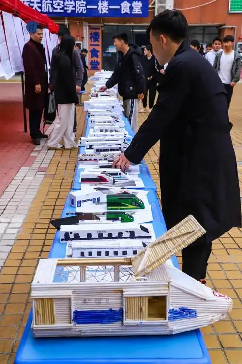 性筷子……高速铁路客运服务专业的学生手工制作出各式各样的列车模型