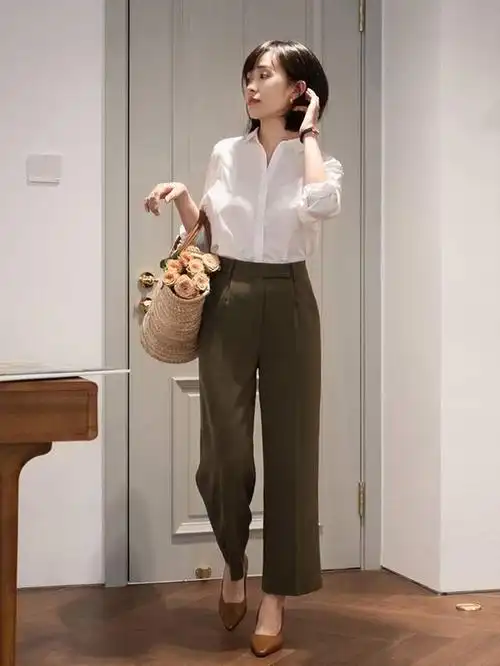 40 女性怎么穿才干练洋气,蓝色衬衫搭配西装裤通勤洋气,超显白