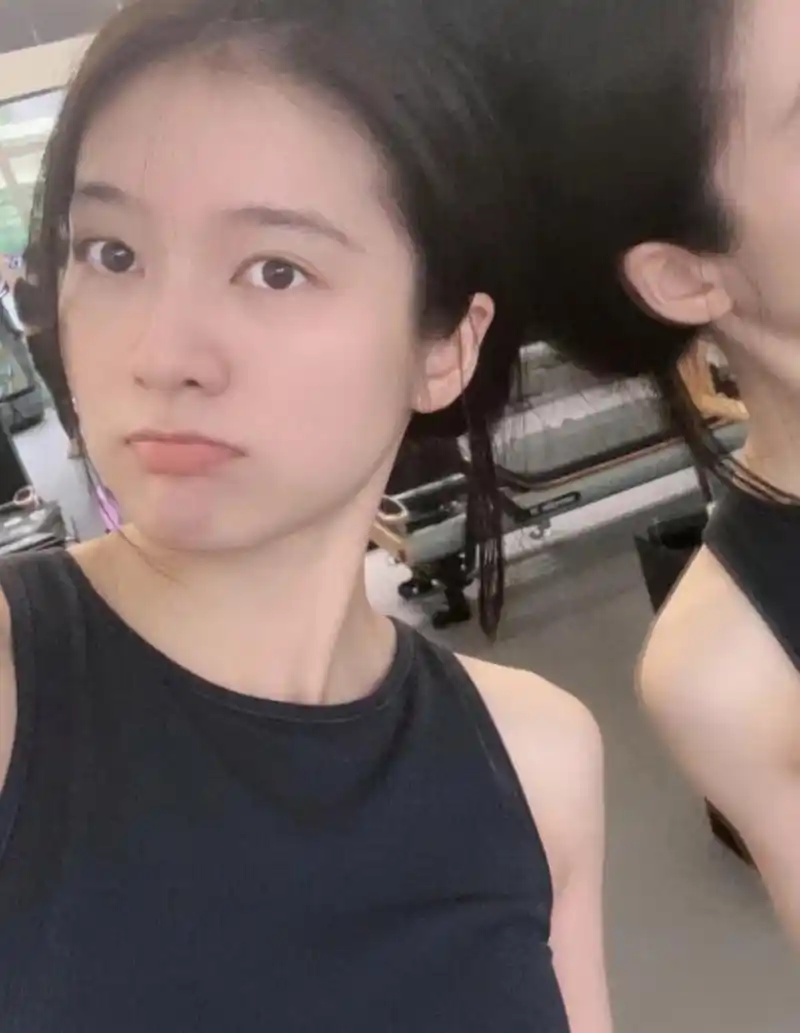 张雪迎素颜在健身房锻炼,皮肤白皙气质清秀,满满的青春元气.