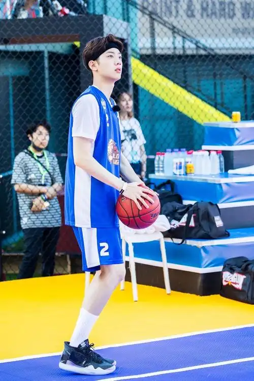 赖冠霖打篮球有肌肉,很体育生