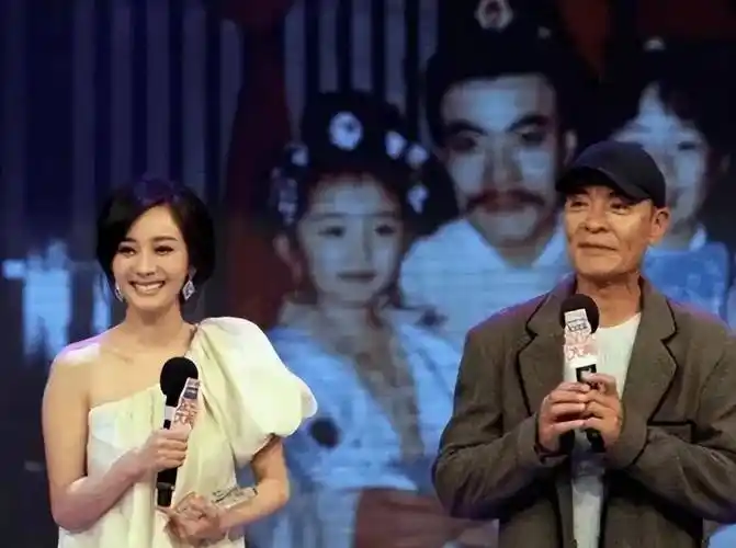 刘威抱着童年的杨幂,刘德华亲了谢霆锋一口!