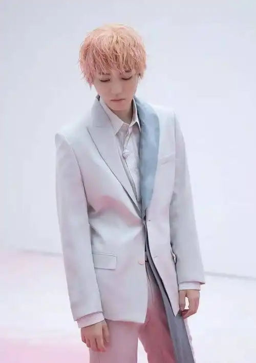 王俊凯最新大片曝光橘粉色头发搭配淡蓝西装造型大胆