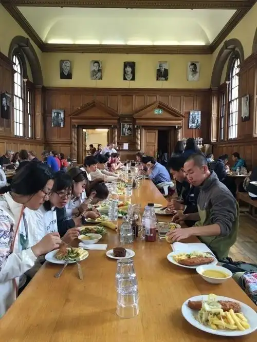 我们在牛津大学餐厅吃炸鱼和薯条