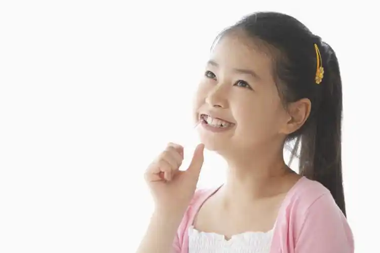 东方人,儿童,头发,一个人,站,笑,微笑,露齿笑,横图,室内,白天,白色