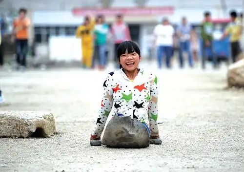 6 岁时为救妈妈失去双腿身残志坚 "无腿女孩"徐才芬"站"起来了