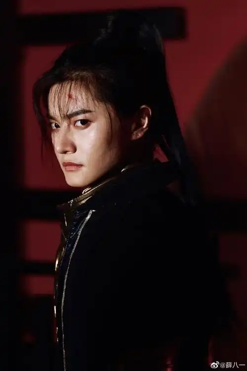 薛八一一袭红衣搭配长发出场简直太美了,眉宇间都是