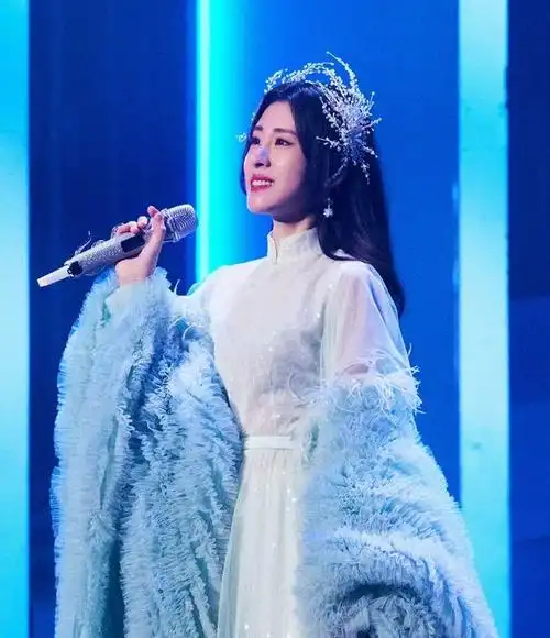 张碧晨演唱会情绪爆棚全新形象惊艳观众