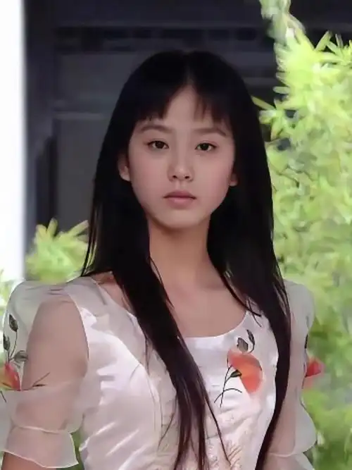 出道前的刘诗诗,妥妥地青涩少女,精致美丽