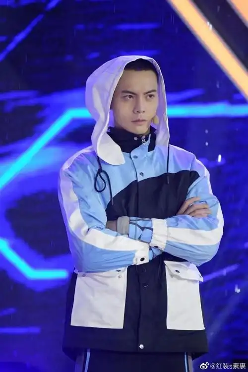 陈伟霆撕名牌# 陈伟霆居然一下子撕了跑男. 来自红装s素裹 - 微博