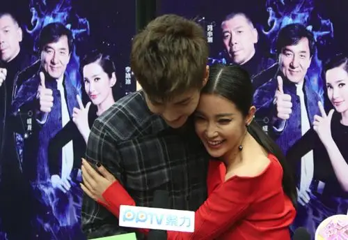 成龙错认吴亦凡为李易峰 李冰冰主动索抱小鲜肉