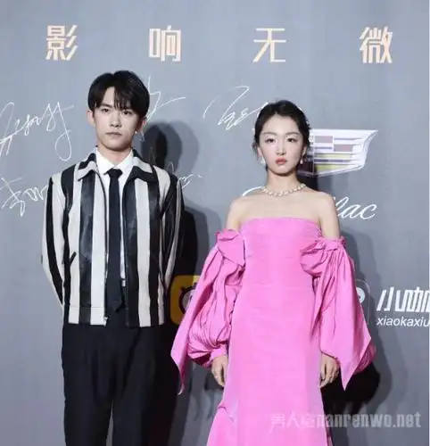 易烊千玺踩到周冬雨裙子你注意到他的眼神了吗