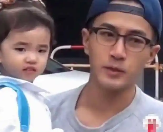 原创杨幂女儿罕见露正面穿百褶裙扎小辫意外撞脸周杰伦表现好乖巧