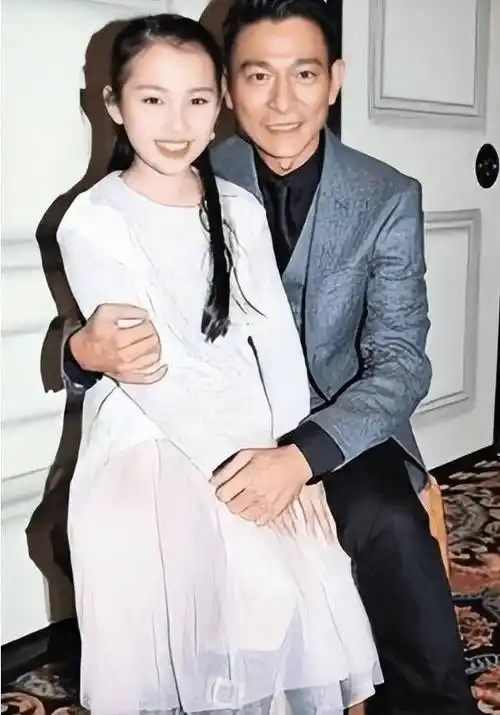 刘向蕙的女儿刘向蕙自幼就展现出艺术天赋,她的画展不仅展示了她的