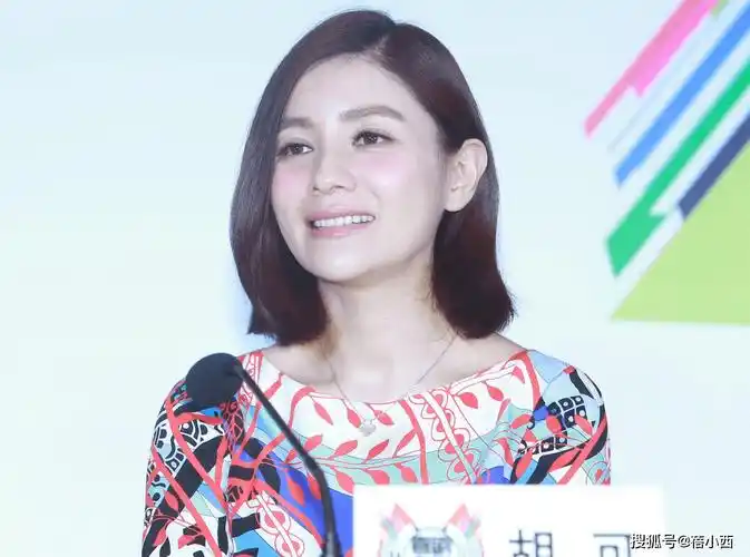 原创沙溢的老婆胡可又美出圈了穿印花裙配波波头好嫩不像奔五的人