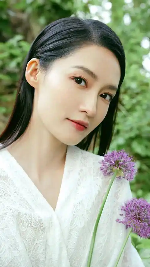 在这个美丽的公园里,李沁身着白色长裙,展现出了一种清新,自然,高雅的