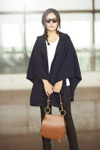 赵薇身着burberry启程前往伦敦